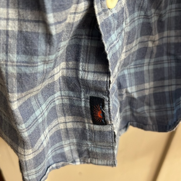 Men’s medium FAHERTY casual button down. - Picture 4 of 5